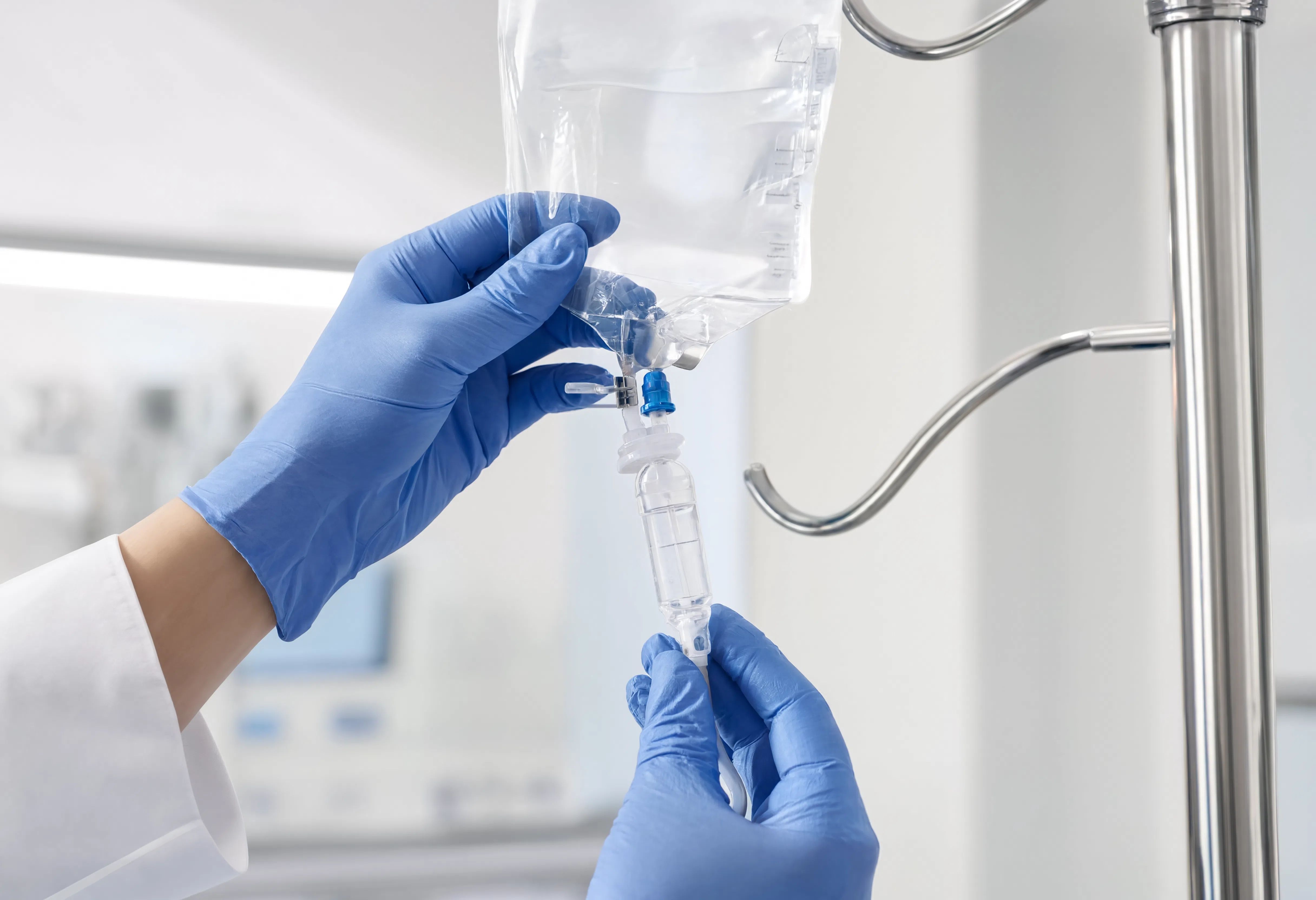 Врач устанавливает капельницу от трамадола