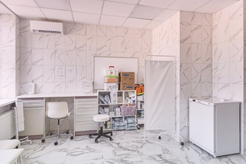 Интерьер кабинета в наркологической клинике с современным оборудованием.