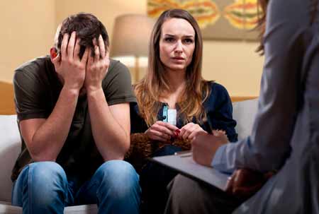 Врач консультирует двоих пациентов