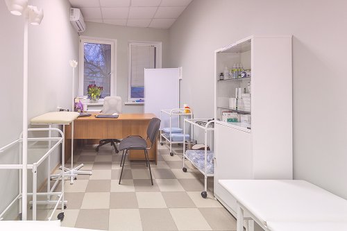 Просторная комната с медицинским оборудованием для процедур